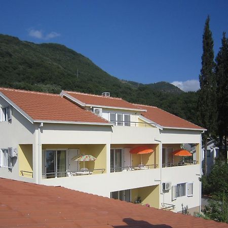 Apartments Viktoria ティヴァト エクステリア 写真