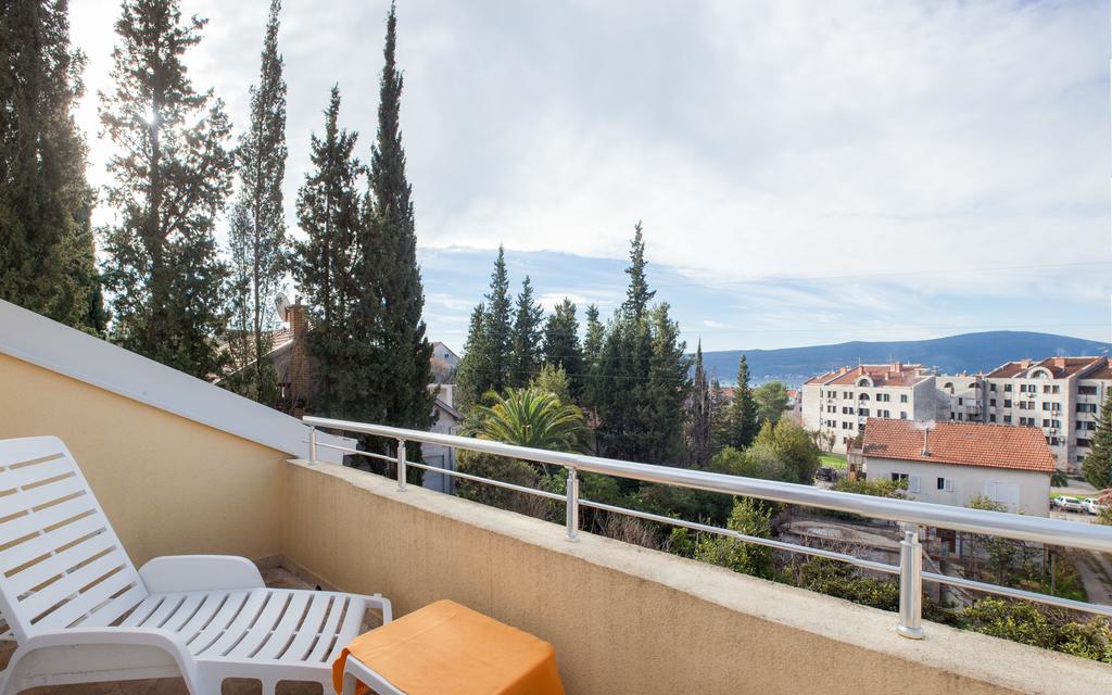Apartments Viktoria ティヴァト エクステリア 写真