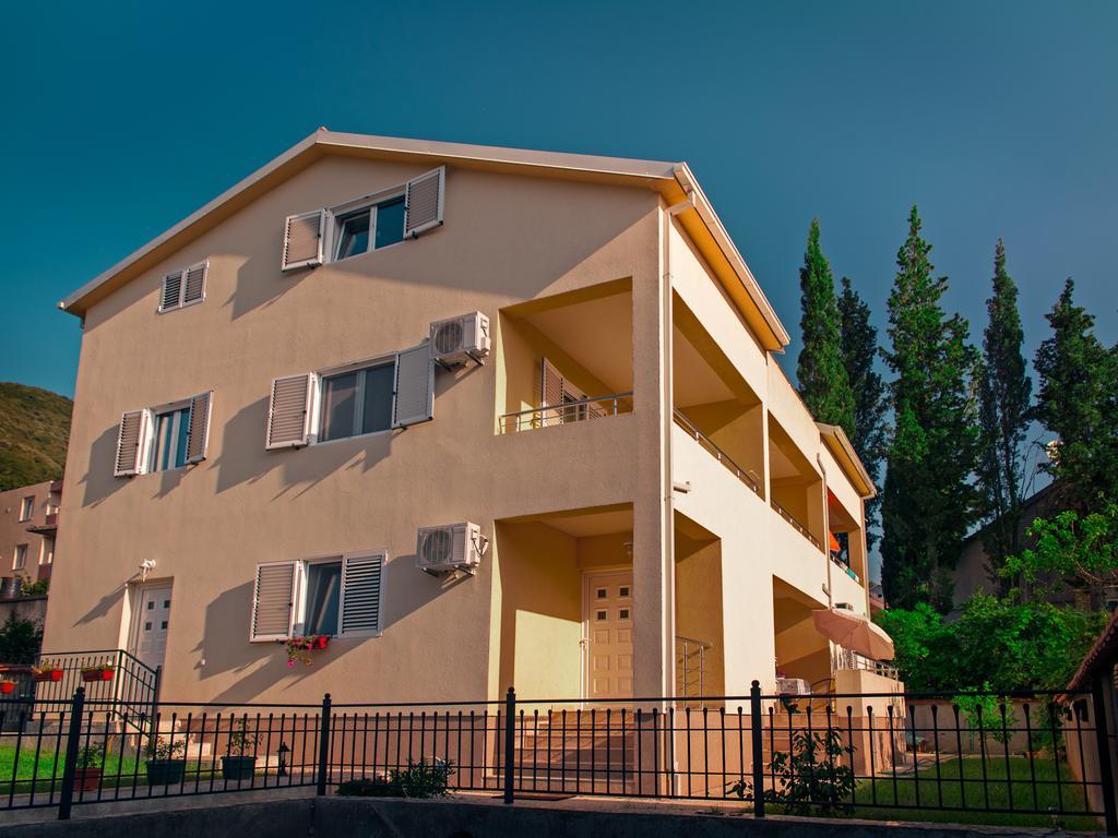 Apartments Viktoria ティヴァト エクステリア 写真